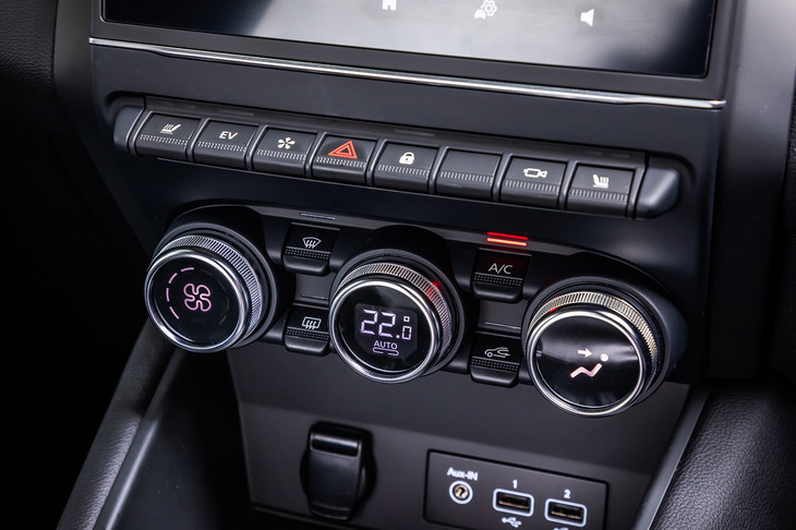 液晶画面と操作ダイヤルを組み合わせたエアコンのコントローラーや、鍵盤型のスイッチをセンターコンソールに配置。前席用に2つのUSBポートとAUX、12Vのアクセサリーソケットが標準で装備されている。