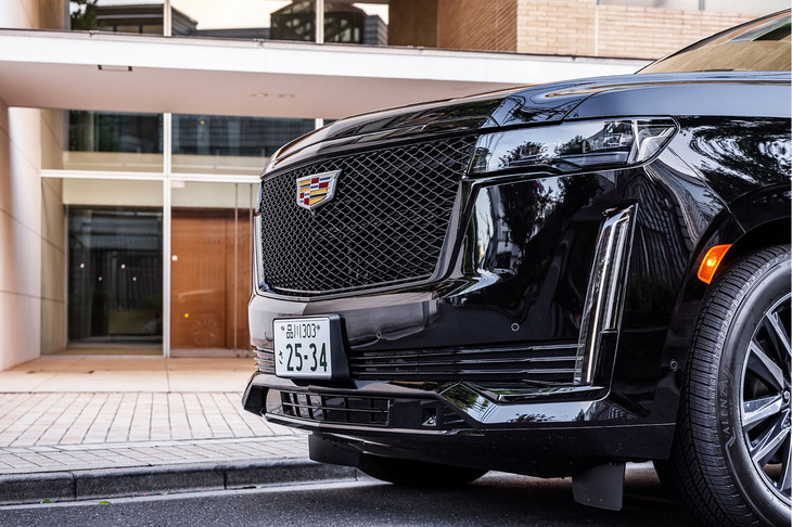 現状、「エスカレード」には「スポーツ」と「プラチナム」の2グレードがある。今回ドライブしたのは前者で、メッシュグリルやツートンのアルミホイール、黒基調の内装など、スポーティーな装いが特徴だ。