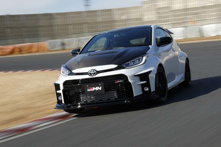 軽量高剛性なカーボン（綾織CFRP）製のエンジンフードやルーフ、リアスポイラーなどを装備。重量バランスの改善によりコーナリング性能が高められている。