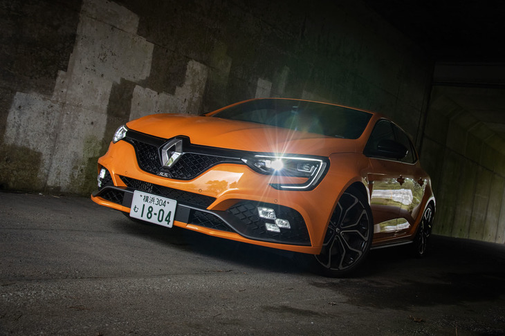 日本では2018年8月に発売された「ルノー・メガーヌR.S.」。車幅は先に導入された「メガーヌGT」よりも60mm広くなっている。
