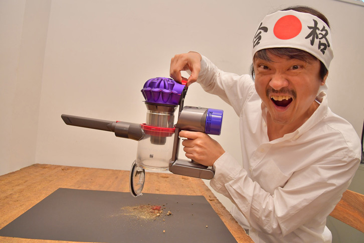 新型はクリアビンのレバーを引くだけでスポンとゴミが落ちる仕組み。ゴミの排出がより簡単にできて、衛生的だ。合格！