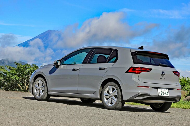 「エヌブルー4シーズン」を装着した「フォルクスワーゲン・ゴルフeTSIアクティブ」。Cセグメントのベンチマークたるゴルフの標準グレードで、タイヤの実力を知るには好適なモデルといえるだろう。