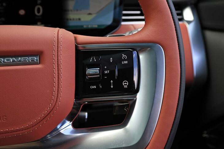 ステアリングホイールに備わる運転支援システムの操作スイッチ。アダプティブクルーズコントロールやレーンキーピングアシストなどは備わっているが、渋滞時に重宝するハンズフリー走行機能については、今のところ装備されていない。