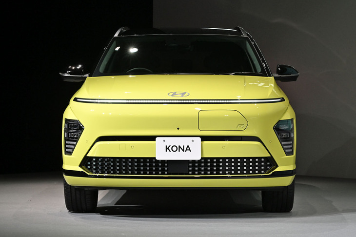 個性的なフロントマスクが印象的な「ヒョンデ・コナ」。真一文字の“目”はデイタイムランニングライトで、ヘッドランプはフェンダー前方に配置されている。