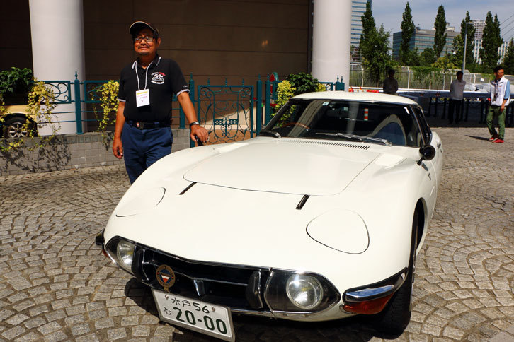 同乗試乗で筆者がお世話になった瀬谷孝夫さんと、瀬谷さんの「トヨタ2000GT」。