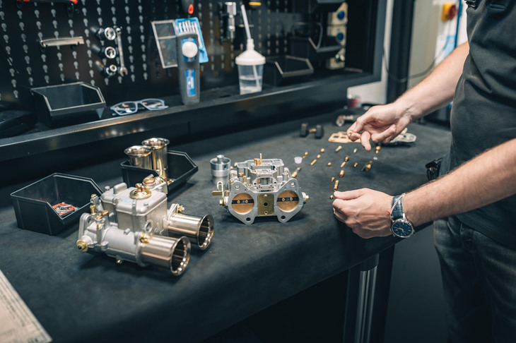 今回の体験会では、ヒストリックモデル共通の重要パーツであるウェーバーキャブレターについての解説も行われた。機械としての魅力にあふれた燃料噴射装置ではあるが、機能を維持するためには正しい知識とメンテナンスが必要だ。