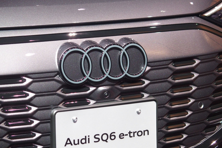 SQ6 e-tron（フロントエンブレム）