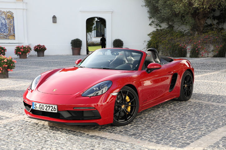 「718ボクスターGTS」の日本における価格は、MT車が1032万円、AT車が1092万2000円となっている。