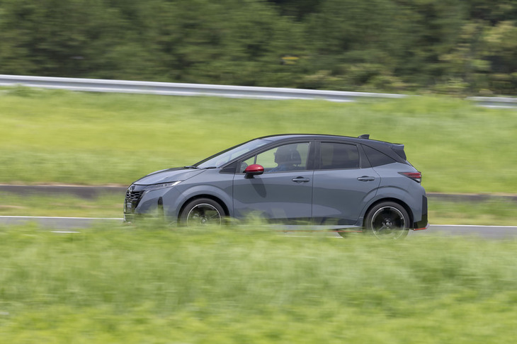 「NISMOチューンドe-POWER 4WD」は持ち込み登録扱いのため、WLTCモード燃費の数値は分からない。参考までにFWDの「NISMO」は23.3km/リッターで、「ノート オーラ」の4WD車は22.7km/リッター。