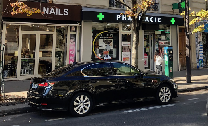 2018年下半期のパリにおける路上風景の大変化は、レクサスのタクシーが増加したことといってよい。