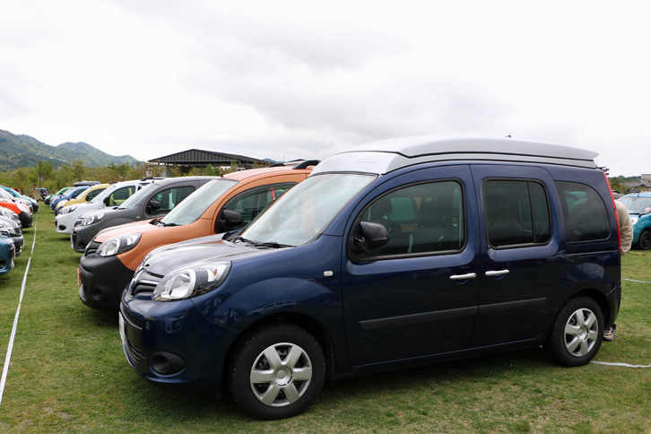 日本のキャンピングカーメーカーが手掛けたキャンピングカーを発見。テントになるポップアップルーフを備えている。