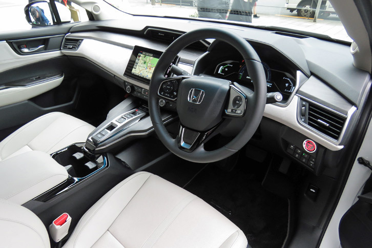 内装にはスエード調の表皮素材やブラックの木目調パネルなどが用いられている。