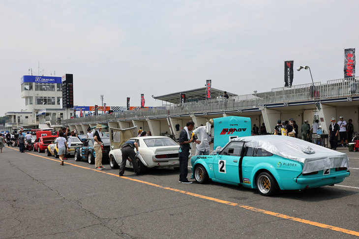 パドック風景。Fレース決勝のコースインを前に、各チームのスタッフが最終点検・整備を行っている。