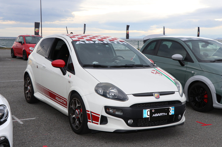 こちらは「アバルト・プント エヴォ」。2007年に新生アバルトの復活を告げ、「グランデプント」「プント エヴォ」「プント」と車名を変えつつラインナップされた“アバルト・プント”シリーズだが、今回の参加台数はたった1台のみだった。広い車内と快適な乗り心地を備えるため、長距離移動にも最適。近年のアバルトでは最も万能な一台だ。