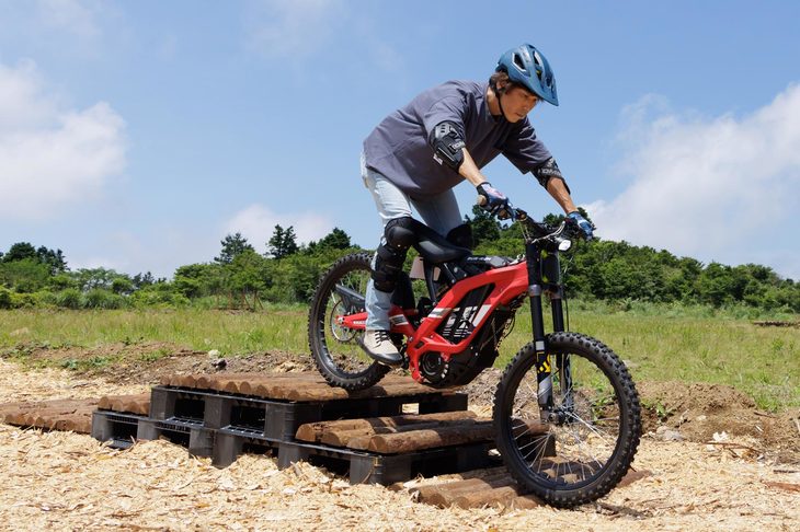 「e-TRAIL PARK南箱根」にて、「パレットトレイル」を電動バイクでクリアするインストラクター。