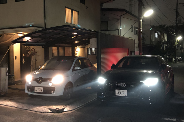 自宅ガレージで、“俺のナロー”こと「ルノー・トゥインゴEDCキャンバストップ」（左）と「RS Q8」（右）の2ショット。