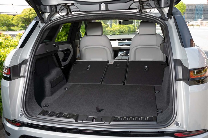 後席の背もたれをすべて前に倒すと荷室容量は1156リッターにまで広がる。