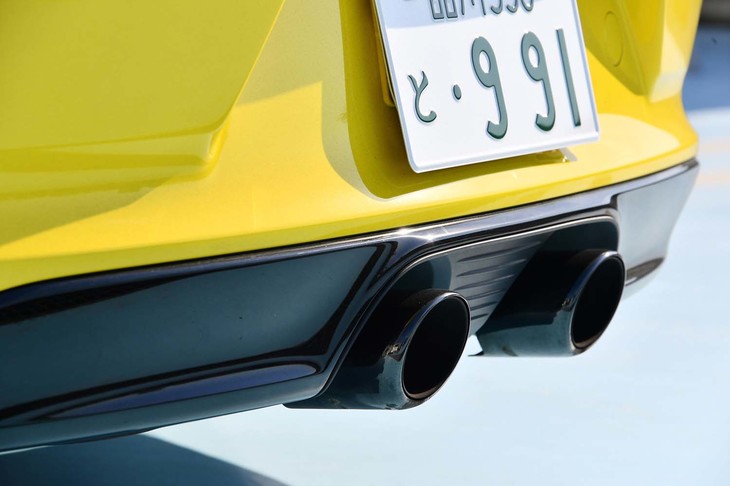 リアエンドのセンターからは、ブラック塗装が施された2本出しのエキゾーストパイプが顔をのぞかせる。