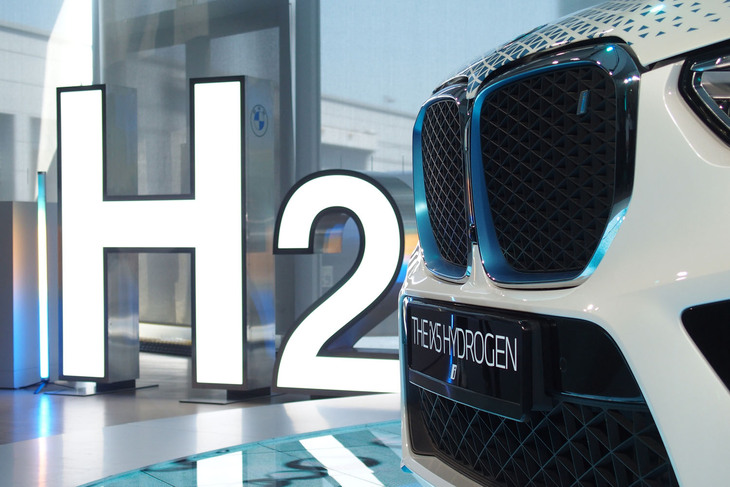 BMWは2023年7月25日、日本で燃料電池車「BMW iX5ハイドロジェン」を用いた実証実験を行うと発表した。同年7月から12月末までの期間、公道で3台のiX5ハイドロジェンを走らせ、さまざまなデータを収集する予定だ。