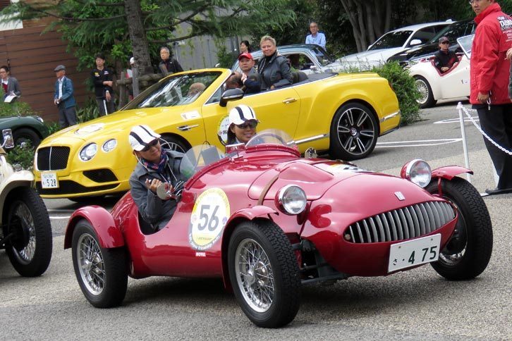 1951年式「アルバネージ1100スポルト」。その後ろ、オフィシャルカーの黄色いベントレーに乗っているのは……。