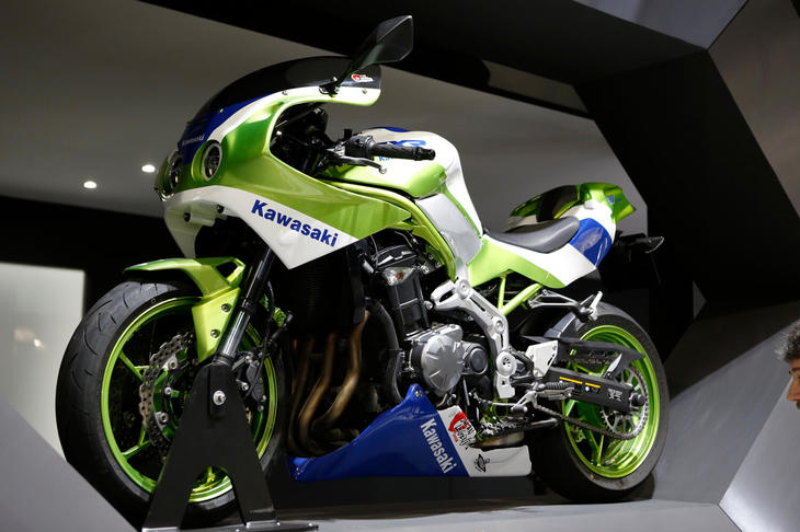 カワサキブースには数多くのカスタムバイクも展示されていた。中でも注目を集めていたのが、スポーツネイキッドモデル「Z900」をベースに、1990年代の耐久レーサーをイメージしたカウルをセットアップしたこの車両だ。