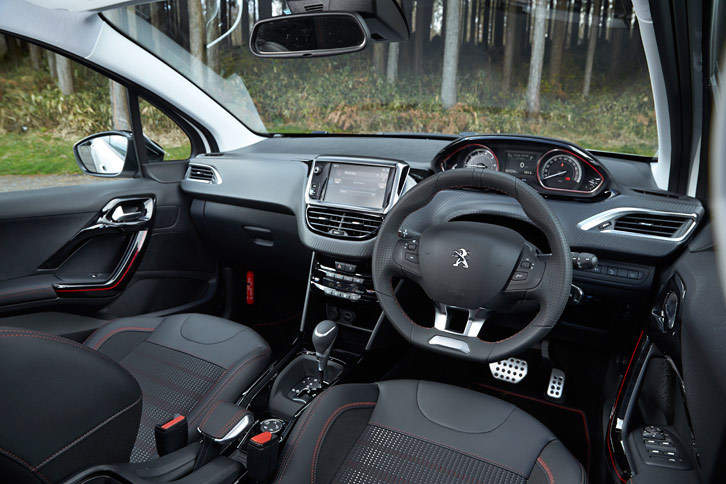 今回試乗した「2008 GTライン」のインテリア。各部に施された赤いアクセントや、アルミペダルなどが「アリュール」との違いとなっている。