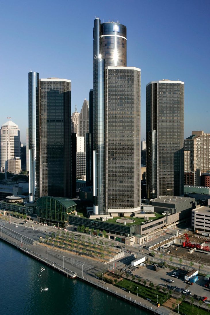 GMの本社が位置する、ミシガン州デトロイトのGMルネサンスセンター。フォードとの競争を制して後、GMは長年にわたり世界の自動車産業をリードする存在であり続けた。