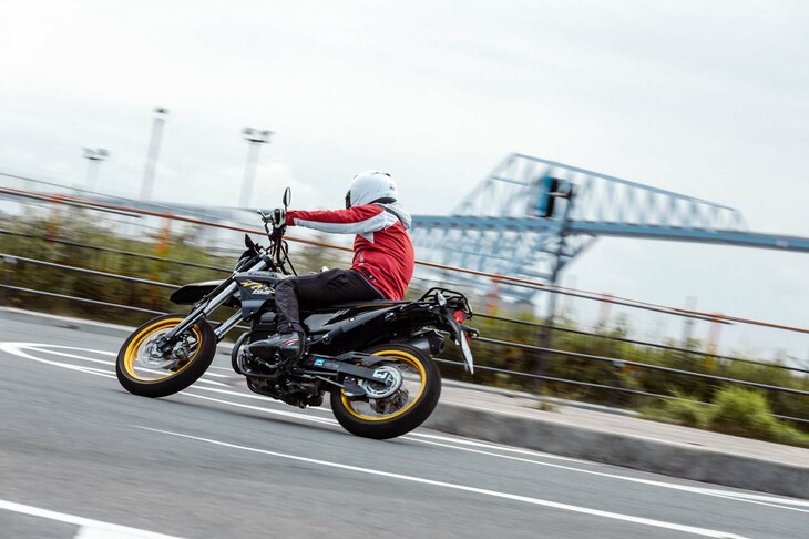 136kgという車重は、今日の250ccクラスのモデルとしては随一の軽さ。ライダーの腕と体幹で、ヒラリヒラリと姿勢を変えることができる。