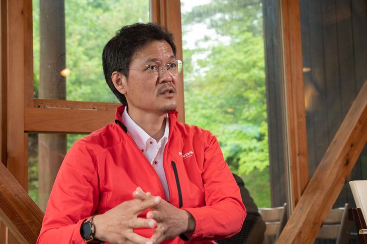 ＜岡部宏二郎さんプロフィール＞
	1999年に入社し、衝突安全の研究開発に携わる。その後先行プラットフォームの構造研究を経て先行商品企画を担当。初代「ヴェゼル」の車体研究領域プロジェクトリーダーやMMC完成車性能領域責任者、MMC商品開発責任者を担当し、2017年に新型ヴェゼルの商品開発責任者に就任。これまでに2代目「CR-V」や7代目「アコード」、10、11代目「シビック」、2代目「インサイト」の開発に携わっている。
	 