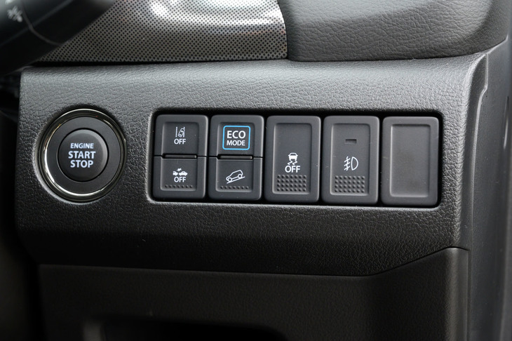 青で装飾された「エコモード」のオン／オフスイッチ（写真中央）。パワートレインの制御が変化し、EV走行の頻度が上がる。