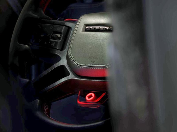 「ディフェンダー・オクタ」のステアリングホイール。