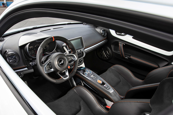 各所にマイクロファイバー素材「ダイナミカ」が用いられたインテリア。ステアリングホイールのセンターマークや各部のステッチなど、黒の内装色にオレンジのアクセントが映える。