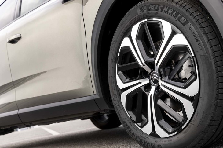 205/55R19と、このクラスの車両としてはナローなタイヤを履くのが特徴だ。