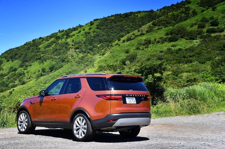 「ディフェンダー」にも負けないオフロード性能を誇る「ディスカバリー」。最低地上高は207mmで、オフロードモード時には283mmにまで高くなる。スペアタイヤはリアのフロア下に抱えている。