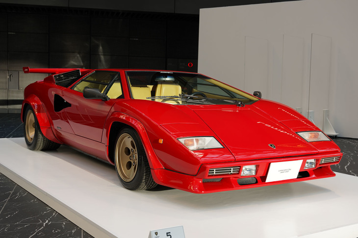 「カウンタック5000クワトロバルボーレ」（1986年）。エキゾーストマニホールドとステンレス製マフラーはワンオフ品を装着している。