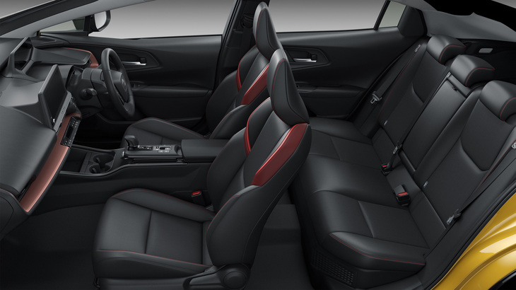 2リッターモデルでは、前席にヒーター付きのスポーツシートを装備。さらに「Z」グレードでは、表皮が合成皮革となるほか、8wayの電動調整機構やベンチレーション機能が装備される。