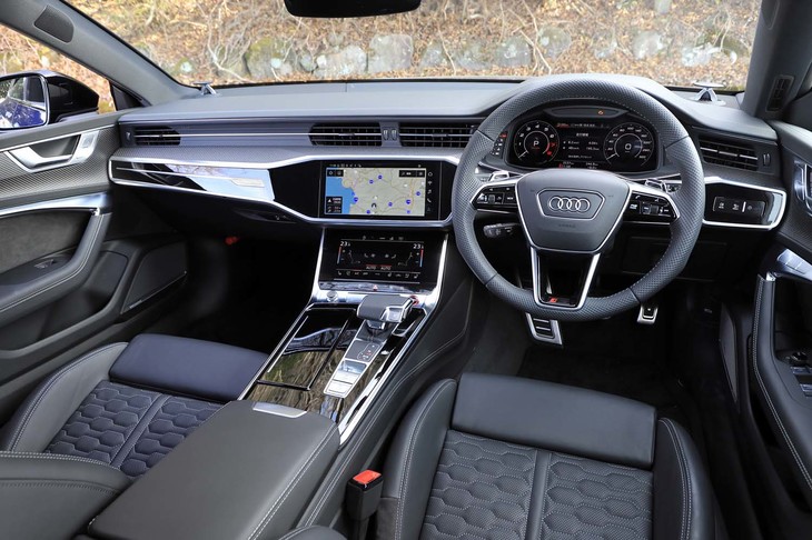 ダッシュボードはいつものアウディらしい上質かつモダンな仕立て。上下2段式のセンターディスプレイによって各種機能を直感的に操作できる。