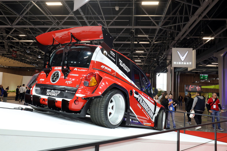 ここから先は、ヘンな自動車コーナー。こちらは「シボレー・コルベットZ06（C6）」のエンジンをブチ込んだ魔改造「ムルティプラ」。1000PSだって。