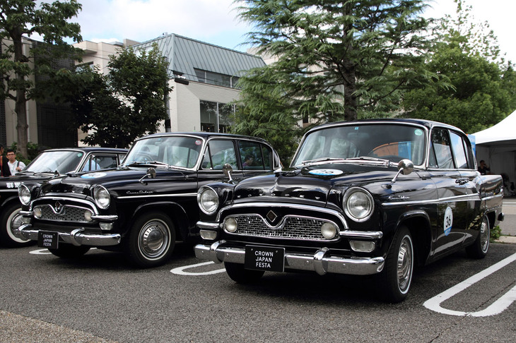 2016年、全国のトヨタ販売店でレストアされた24台のクラシック「クラウン」が東京・代官山のT-SITEに集まったCROWN JAPAN FESTA in 代官山にて。2台の「トヨペット・クラウン1900デラックス」。