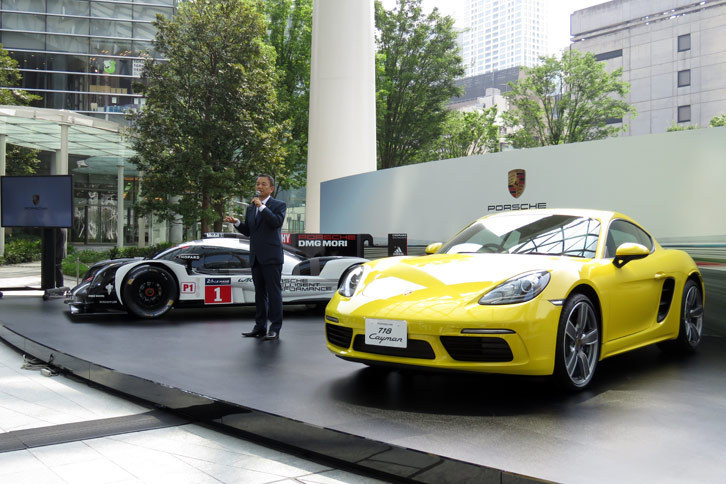 質疑応答にて報道陣の質問に回答する七五三木敏幸社長。