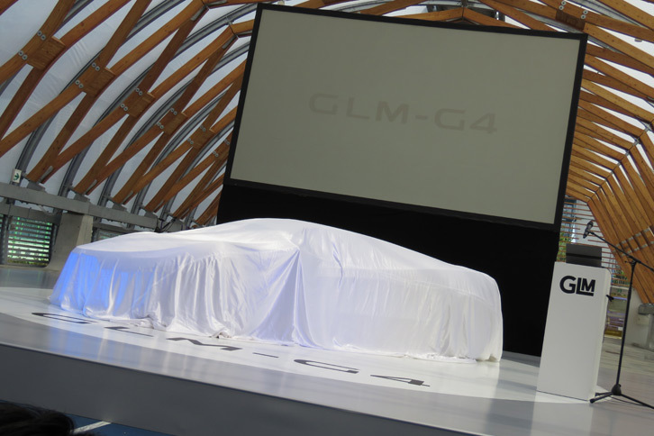 ステージ上でアンベールを待つ「GLM G4」。