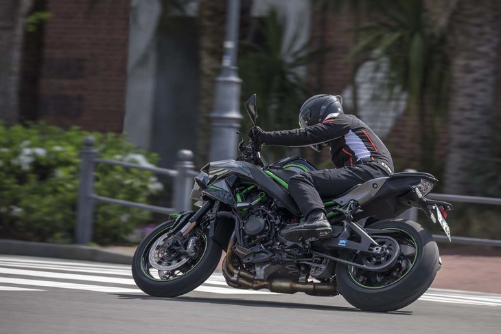 クラッチレバーの負荷を軽減する「アシストカム」やシフトダウン時のホッピングを防ぐ「スリッパークラッチ」が備わる。