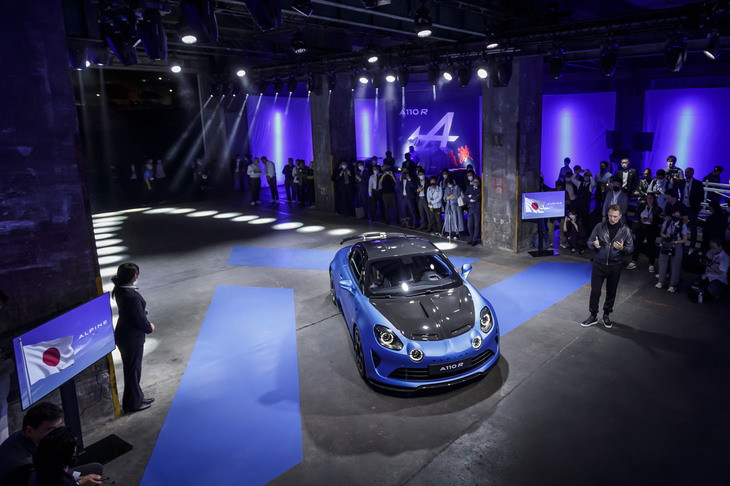 発表会の冒頭で「A110 R」の開発コンセプトなどを紹介したアルピーヌのCEO、ローラン・ロッシ氏。