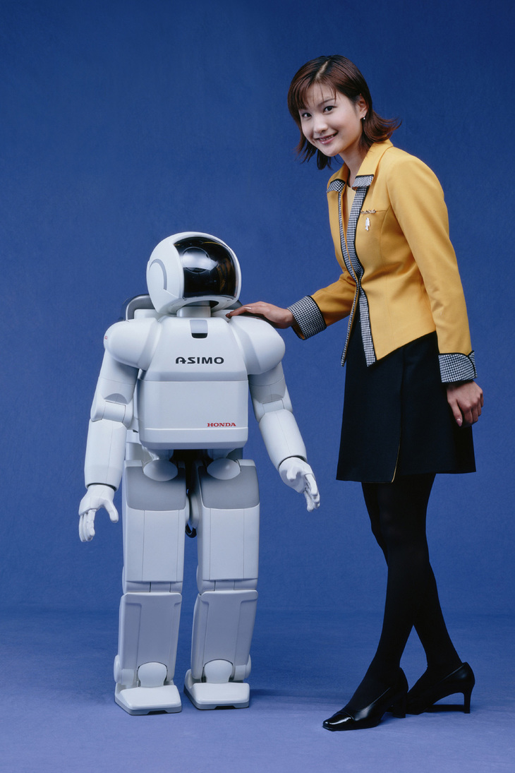 2000年に発表された初代「アシモ」。全高は120cm、重量は43kgで、「見た目のやわらかさを意識した、人にやさしいデザイン」が追求されていた。