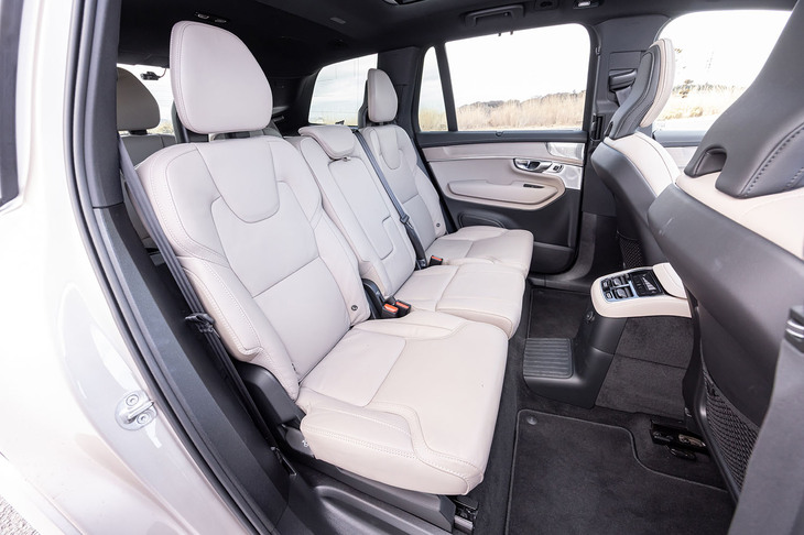 「XC90ウルトラT8 AWDプラグインハイブリッド」の2列目シート。Bピラーとセンターコンソールの後端に、2列目シート用のエアコン吹き出し口が備わる。シートは全席が「カルダモン」のナッパレザーで仕立てられている。