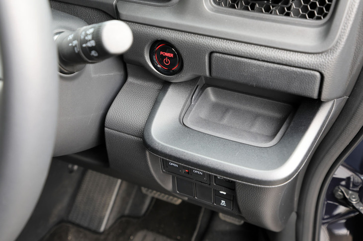 ホンダ・ステップワゴンe：HEVスパーダ（収納）