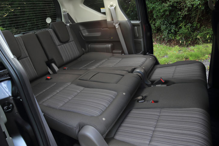 ヘッドレストを外した2列目シートを寝かせて3列目とつなげれば、写真のような空間が作り出せる。1列目と2列目でも、同様のシートアレンジが可能。