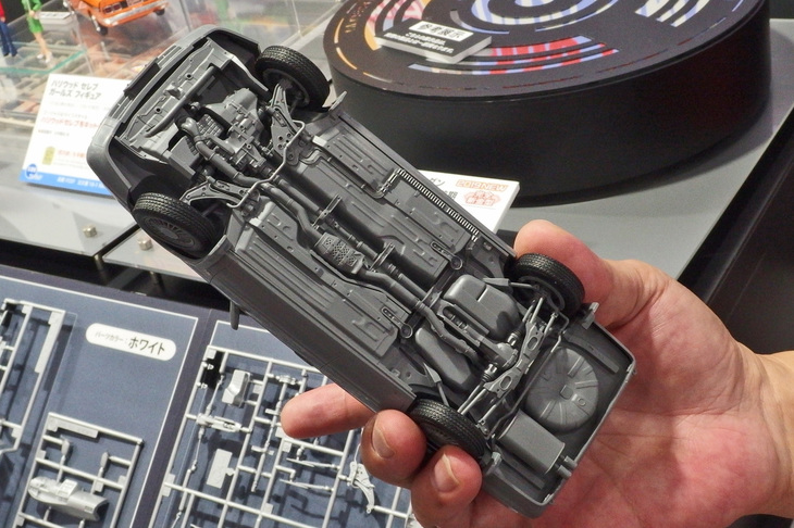 この「日産ブルーバード セダンSSSアテーサ リミテッド」、見た目は地味なセダンのモデルだが、裏返すとシャシーの構成がすごい。フルタイム4WDシステムも的確に表現されている。