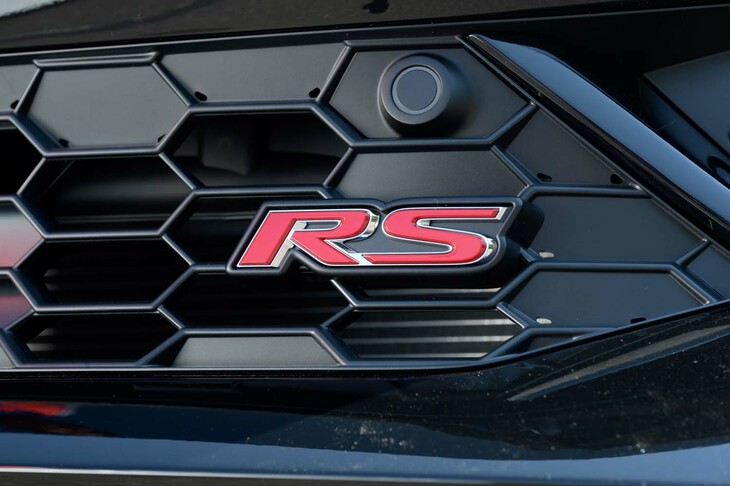 フロントグリルに備わる「RS」バッジ。