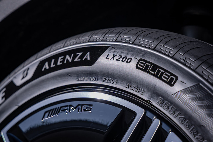 「アレンザLX200」は、ブリヂストンの商品設計基盤技術「ENLITEN（エンライトン）」を用いることで、高い快適性と運動性能、環境性能を実現。ブリヂストンは順次、市販向けタイヤにこのエンライトンを採用していくとしている。